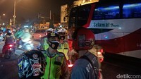 Polisi melakukan penyekatan di Pos Tanjungpura, Karawang.