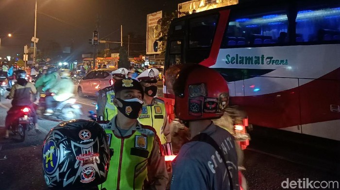 Polisi Putar Balik Puluhan Kendaraan di Karawang Hari pertama penyekatan di Pos Tanjungpura, Karawang, banyak kendaraan pemudik dari arah Jakarta diputarbalikkan. Mereka tidak melengkapi surat keterangan negatif COVID-19.