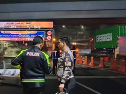 Polisi Amankan Truk Sayur yang Bawa Pemudik di Tol Cikampek