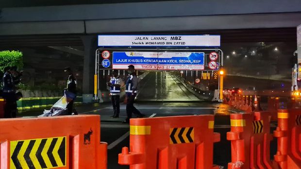 Polisi tutup Jalan Layang Tol Syeikh Mohammed Bin Zayed (MBZ) selama masa larangan mudik.