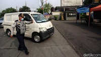 Petugas yang berjaga di pos cek poin ini tidak melakukan putar balik kendaraan.