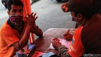 Sejumlah orang yang tidak menerapkan protokol kesehatan terjaring dan dikenakan hukuman sosial.