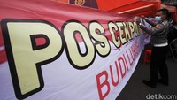 Petugas kembali mengaktifkan pos cek poin di depan Universitas Budi Luhur, Jakarta Selatan, Kamis (6/5).