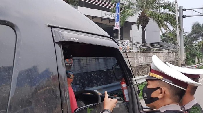 Puluhan Mobil Pribadi dari Jakarta Diputar Balik di Pintu Tol Bekasi Barat (Foto: Rahmat Fathan/detikcom)