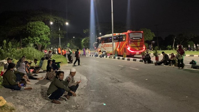Puluhan Penumpang Bus Tujuan Madura Terlantar di Suramadu Akibat Larangan Mudik