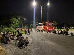 Larangan Mudik, Puluhan Penumpang Bus Tujuan Madura Terlantar di Suramadu