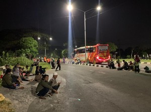 Larangan Mudik, Puluhan Penumpang Bus Tujuan Madura Terlantar di Suramadu