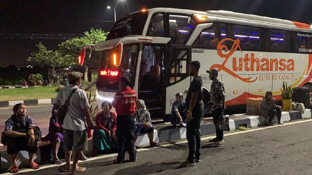 Puluhan Penumpang Bus Tujuan Madura Terlantar di Suramadu Akibat Larangan Mudik
