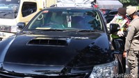Pantauan detikcom, Kamis (6/5/2021) pengguna mobil ini sangat mencolok, diduga akan melakukan mudik karena membawa barang bawaan yang disimpan di atas kap mobil.