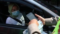 Selain itu, ada juga warga yang melintas dan hendak bekerja di Kota Bandung tapi tidak bisa memperlihatkan dokumen perjalanan atau surat keterangan dari perusahaannya, juga diputar balik.
