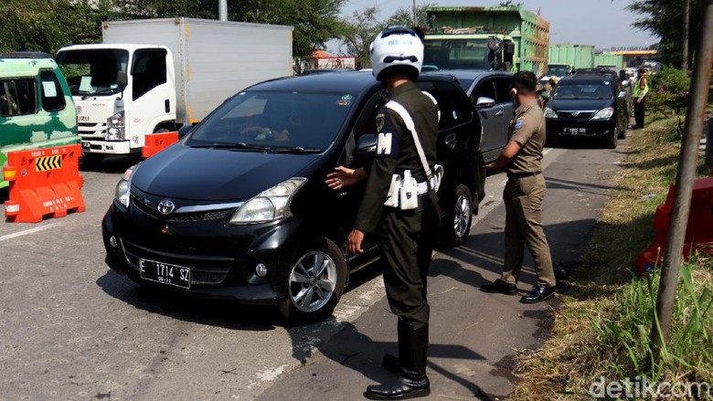 Sebanyak ratusan kendaraan berpelat luar Bandung terjaring penyekatan larangan mudik di Exit Tol Buahbatu.