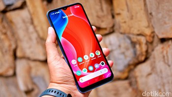 Realme C20 menawarkan bentangan layar 6,5 inch dengan resolusi 1.600 x 700 pixel. Bagian atasnya terdapat notch tetesan air yang membuat rasio screen to body mencapai 89,5% Foto: Adi Fida Rahman/detikINET