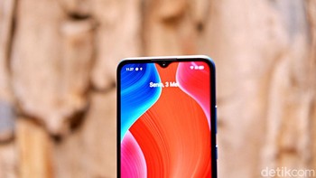 Pada notch terdapat kamera selfie 5 MP. Foto: Adi Fida Rahman/detikINET