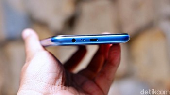 Realme C20 memiliki port microUSB dan jack audio 3.5mm. Foto: Adi Fida Rahman/detikINET