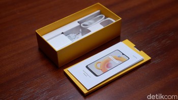 Dalam kotak kemasannya hanya diberikan kebel data microUSB, charger dan buku petunjuk. Foto: Adi Fida Rahman/detikINET