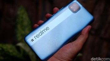 Realme C20 mengadopsi desain geometric arc yang menarik dan kekinian. HP ini diklaim tahan percikan air dan telah menjalani pengujian yang ketat untuk memastikan kualitas serta daya tahannya. Foto: Adi Fida Rahman/detikINET