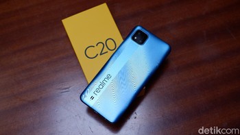 Realme C20 hadir dalam dua varian. Ada Iron Grey, serta Lake Blue yang detikINET unboxing. Foto: Adi Fida Rahman/detikINET