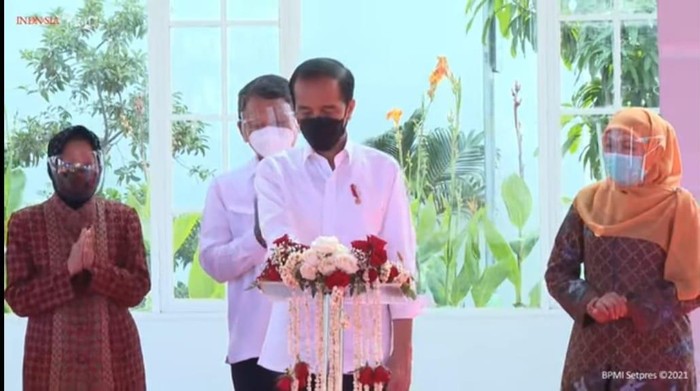 Pesan Jokowi ke Menko PMK: Jangan Sampai Ada yang Lolos Bansos!
