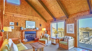 Ruang tamu utama dengan langit-langit melengkung tinggi dan dinding berpanel kayu. Foto: dok. TruPlace Premium Property Visual
