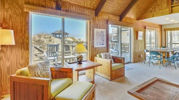 Pemandangan luar bisa dilihat dari ruang tamu yang memiliki denah lantai terbuka. Foto: dok. TruPlace Premium Property Visual
