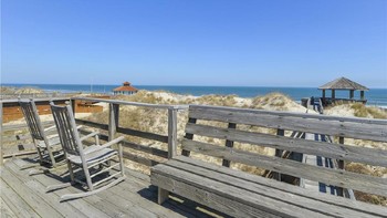 Teras lantai utama menawarkan pemandangan pantai yang indah. Bill Gates dan Ann Winblad suka berjalan-jalan di pantai. Foto: dok. TruPlace Premium Property Visual
