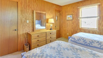 Pemandangan lain dari kamar dengan tempat tidur twin. Foto: dok. TruPlace Premium Property Visual