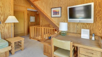 Lantai atas memiliki loteng dengan meja bekerja. Bill Gates dan Winblad memang tidak sampai jenjang pernikahan. Foto: dok. TruPlace Premium Property Visual