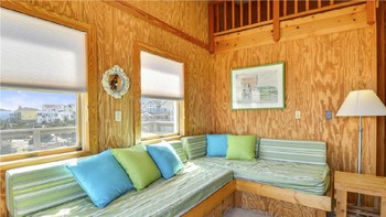 Sofa daybed di lantai atas untuk bersantai. Saat pacaran, Bill Gates dan Winblad memang baru meniti karir dan berusaha menjadi yang terbaik di jagat teknologi. Foto: dok. TruPlace Premium Property Visual