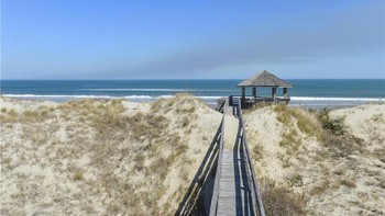Jalan setapak pribadi mengarah ke pantai dan gazebo. Bill Gates pernah secara terbuka mengakui tetap rutin bertemu dengan mantannya. Foto: dok. TruPlace Premium Property Visual