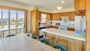 Dapur dan ruang makan dengan lemari kayu. Foto: dok TruPlace Premium Property Visual