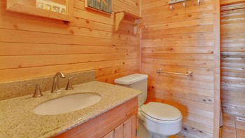 Satu dari dua kamar mandi dengan dinding berpanel kayu. Foto: dok TruPlace Premium Property Visual