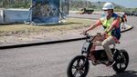 Santuy, Ini Momen Sandiaga Uno Naik Sepeda Listrik di Mandalika