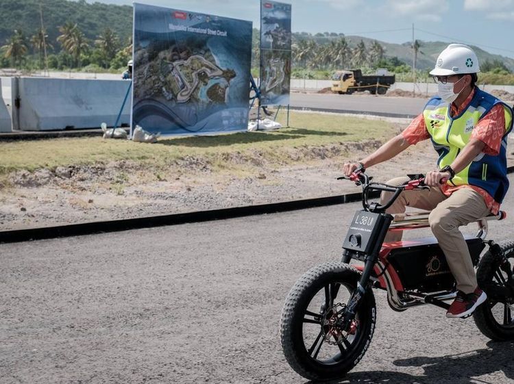 Santuy, Ini Momen Sandiaga Uno Naik Sepeda Listrik di Mandalika