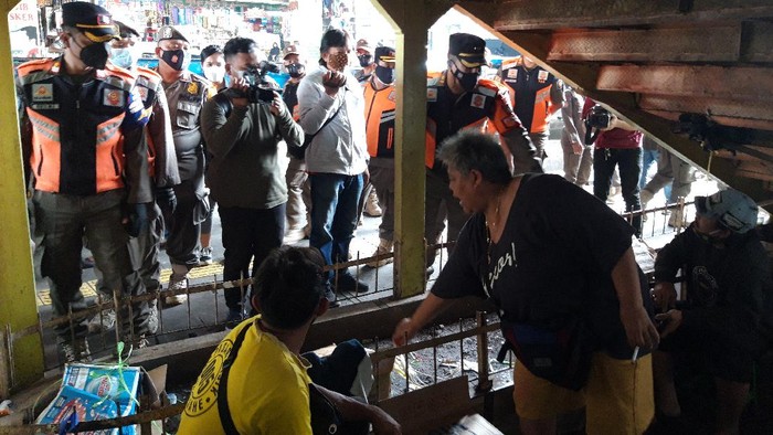 Satpol PP DKI Jakarta Tertibkan Pedagang yang Tak Patuh Prokes di Pasar Tanah Abang