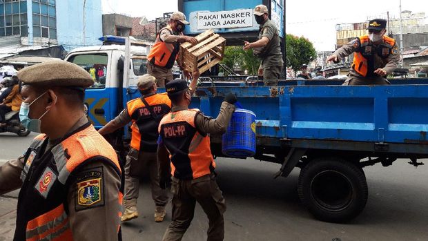 Satpol PP DKI Jakarta Tertibkan Pedagang yang Tak Patuh Prokes di Pasar Tanah Abang