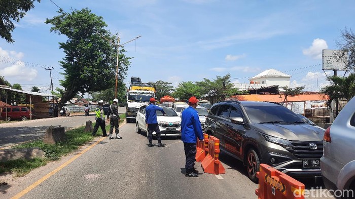 Sekitar 500 kendaraan sudah diputar balik aparat karena tidak dilengkapi dengan surat-surat bukti rapid test antigen dan berdomisili di luar daerah Palembang. (Prima S/detikcom)