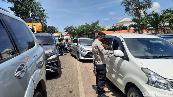 Sekitar 500 kendaraan sudah diputar balik aparat karena tidak dilengkapi dengan surat-surat bukti rapid test antigen dan berdomisili di luar daerah Palembang. (Prima S/detikcom)