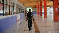 Loket yang biasanya ramai oleh calon pemudik kini sepi. Tak ada antrean calon pemudik yang akan membeli tiket bus.