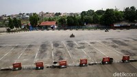Tak ada bus AKAP yang terparkir di dalam terminal. Hanya bus TransJakarta dan TransJabodetabek yang beroperasi Terminal Kampung Rambutan. 