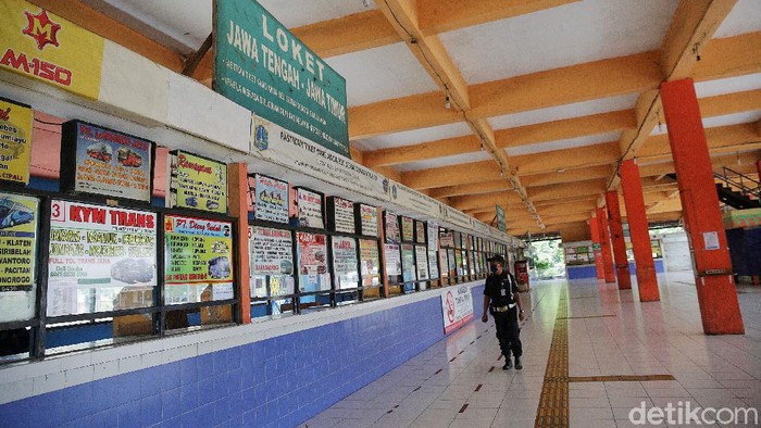 Ada pemandangan tak biasa di Terminal Kampung Rambutan hari ini. Terminal yang berada di Jakarta Timur itu sepi karena adanya larangan mudik pada 6-17 Mei 2021.
