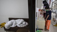 Sejumlah pasien positif COVID-19 mengambil hidangan makan dan obat di Rumah Sakit Darurat COVID-19 (RSDC), Wisma Atlet, Kemayoran, Jakarta, Rabu (5/5/2021).   