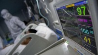 Meski cenderung menurun, para tenaga medis di RSDC Wisma Atlet tetap siaga antisipasi adanya lonjakan kasus akibat mudik lebaran.  