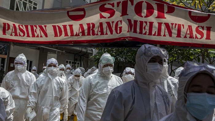 Siaga Nakes Wisma Atlet Antisipasi Lonjakan Kluster Mudik Sejumlah tenaga kesehatan berjalan menuju ruang perawatan pasien COVID-19 di Rumah Sakit Darurat COVID-19 (RSDC), Wisma Atlet, Kemayoran, Jakarta, Rabu (5/5/2021). Komandan Lapangan RSDC Wisma Atlet, Letkol Laut (K) Muhammad Arifin mengatakan tidak akan mengurangi jumlah tenaga kesehatan selama masa Lebaran 2021, hal tersebut untuk mengantisipasi kenaikan kasus COVID-19 dari masyarakat yang tetap melakukan mudik meski adanya larangan pemerintah sama seperti periode tahun lalu. ANTARA FOTO/M Risyal Hidayat/wsj.