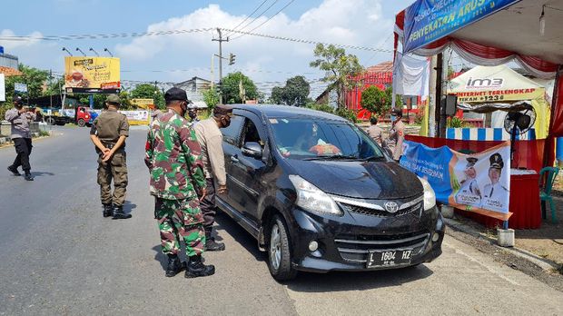 Posko Penyekatan Simpang Mutiara, Karawang.