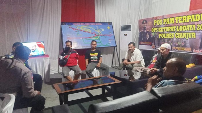 Sopir elf protes travel gelap ke pos polisi di Cianjur.