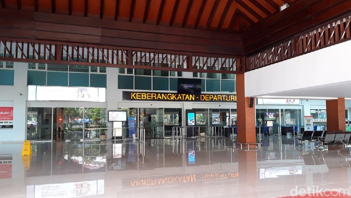 Suasana Bandara Adi Soemarmo, Solo saat hari pertama larangan mudik Lebaran Idul Fitri 2021