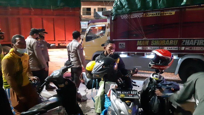 Suasana di Pelabuhan Merak saat larangan mudik berlaku, Kamis (6/5/2021).