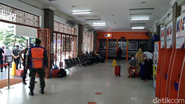 Suasana di Stasiun KA Medan tampak sepi di hari pertama pemberlakuan larangan mudik (Datuk Haris/detikcom)
