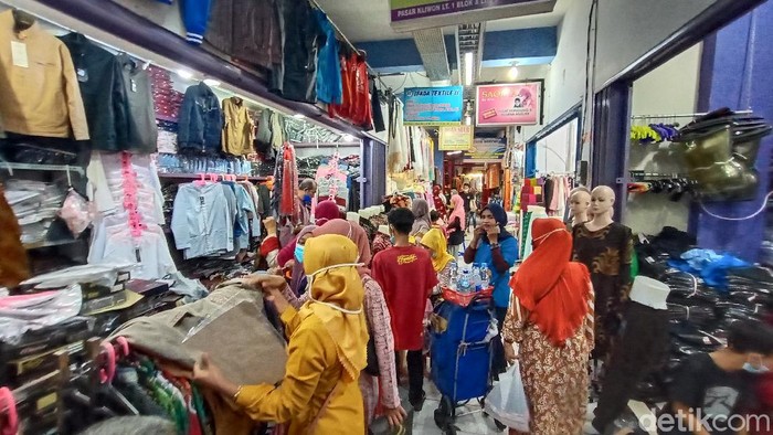 Suasana Pasar Kliwon, Kudus ramai jelang Idul Fitri 2021