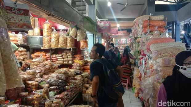 Suasana Pasar Kliwon, Kudus ramai jelang Idul Fitri 2021